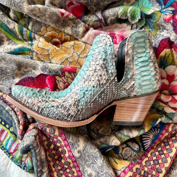 Python boots. - Picture 2 of 5